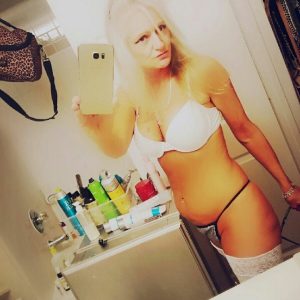 Si tu veux pas finir seul, faudrait t’activer Léna - rencontre-Naturiste-Aix-en-Provence
